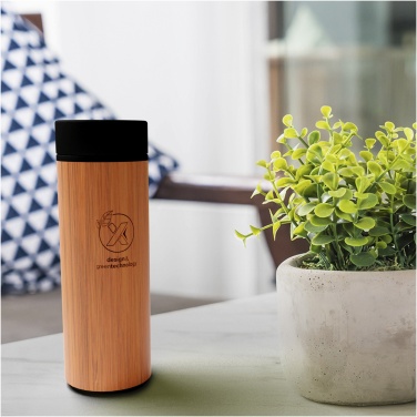 Logotrade Werbegeschenke das Foto: SCX.design D11 500 ml Smart Flasche  aus Bambus mit Leuchtlogo