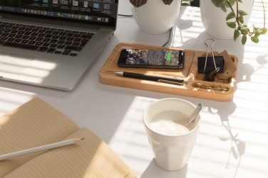 Logotrade Werbegeschenke das Foto: Bambus Schreibtisch-Organizer mit 5W Wireless Charger