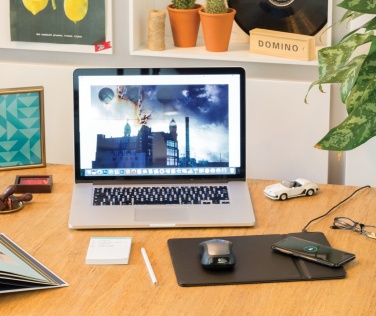 Logotrade Geschäftsgeschenke das Foto: Mousepad mit Wireless-5W-Charging Funktion