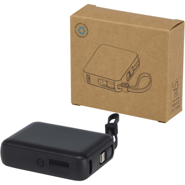 Logotrade Werbegeschenke das Foto: Acrux 35 W 10.000 mAh Tablet Powerbank mit integriertem Typ-C-Kabel aus recyceltem Kunststoff