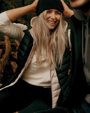 Logo trade firmakingitused foto: Iqoniq Meru naiste taaskasutatud polüestrist vest