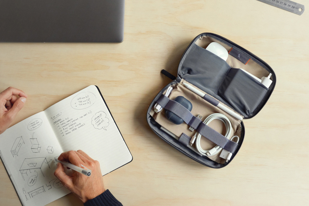 Logotrade reklaamkingituse foto: Bellroy komplekt tehnika tarvikute hoiustamiseks