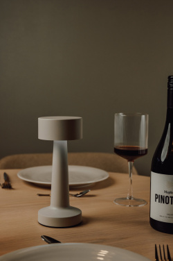 Logo trade firmakingituse pilt: VINGA Maris RCS metallist ja taaskasutatud ABS-ist laualamp