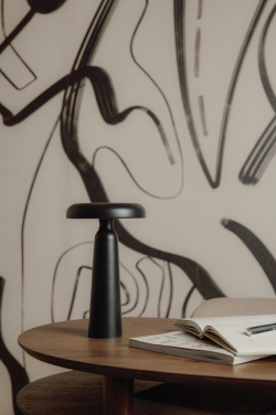 Logotrade ärikingituse foto: VINGA Avery RCS laualamp