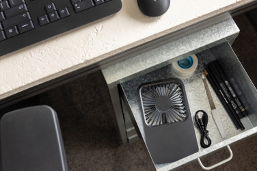 Logotrade ärikingituse foto: Aervina RCS taaskasutatud plastist laetav lauaventilaator