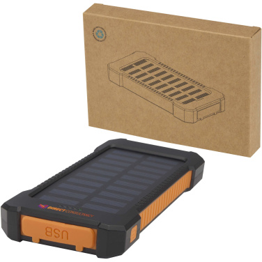 Logo trade liikelahja kuva: Altair 5 000 mAh:n ja 10 W:n kierrätysmuovista valmistettu kestävä aurinkoenergialla toimiva varavirtalähde, jossa on sisäänrakennettu taskulamppu