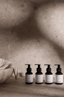 Logo trade mainoslahjat tuotekuva: VINGA x TGL -vartalo- ja käsienhoitosetti