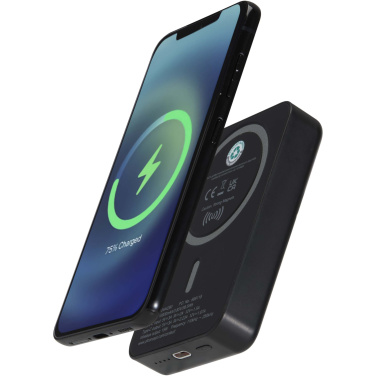 Logotrade korporatīvās dāvanas foto: Acrab 10.000 mAh 15W magnētiskā bezvadu pārnēsājamā uzlādes ierīce ar 20W PD - izgatavota no pārstrādātas plastmasas