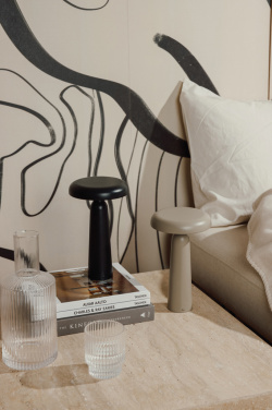 Logotrade profilreklam bild: VINGA Avery RCS bordslampa