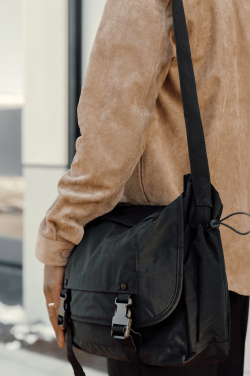Logotrade profilprodukter bild: KENTO URBAN RCS återvunnen nylon 15.6" Axelväska